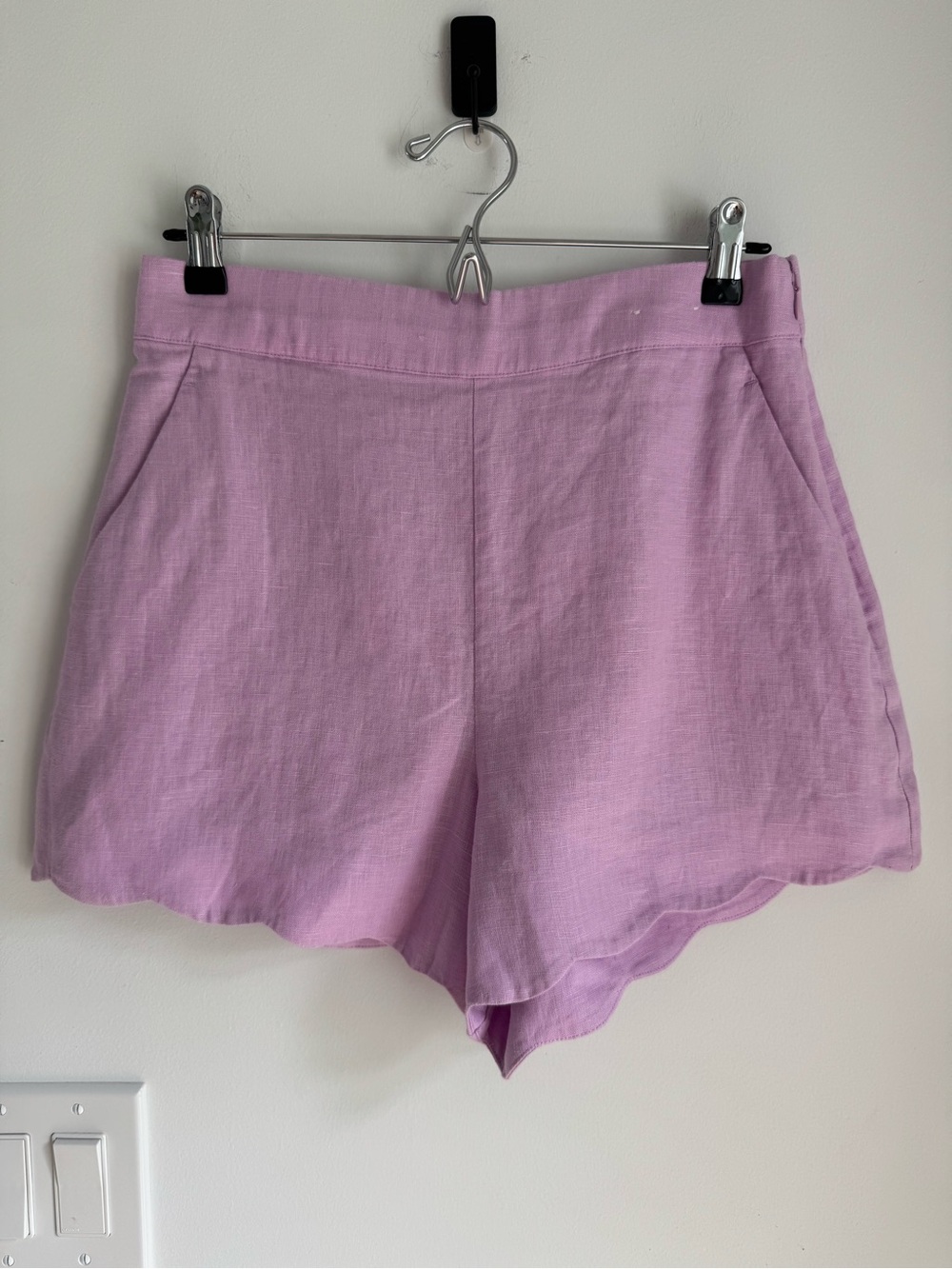 Abercrombie & Fitch Lavender
100% Linen Scalloped Hem Shorts
Purple Women's 28